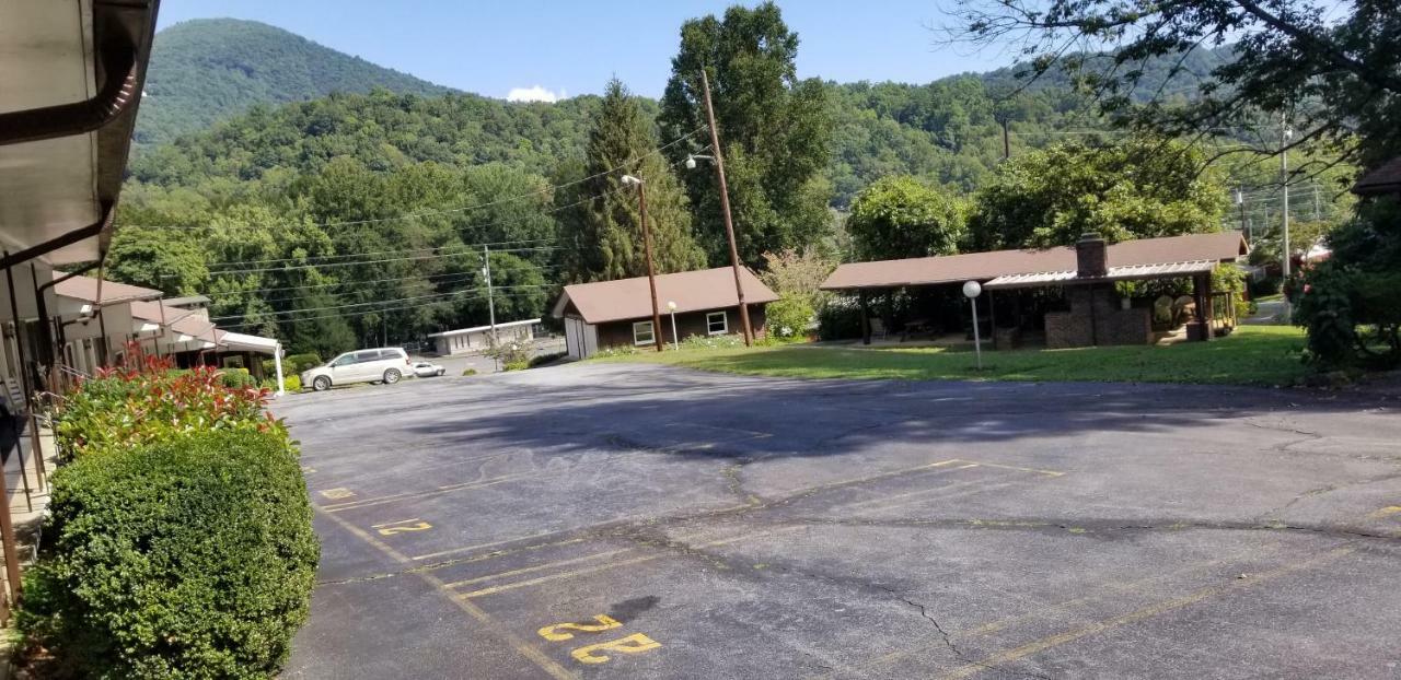 Tanglewood Motel And Log Cabinsマギー・バレー エクステリア 写真