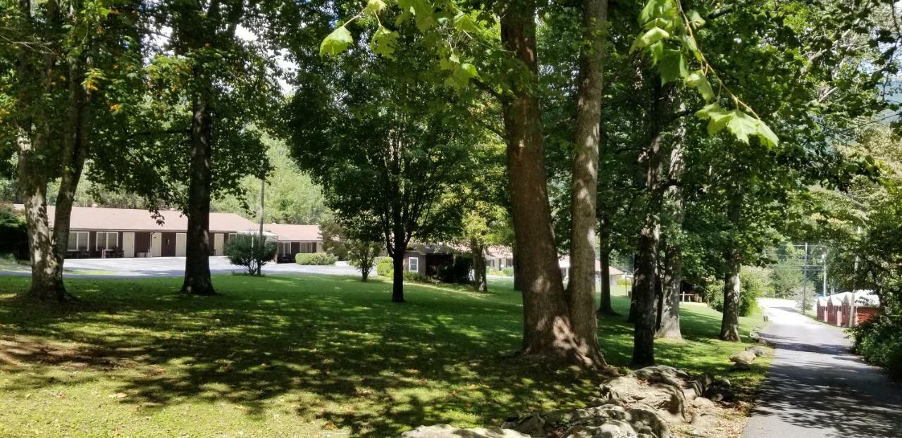 Tanglewood Motel And Log Cabinsマギー・バレー エクステリア 写真